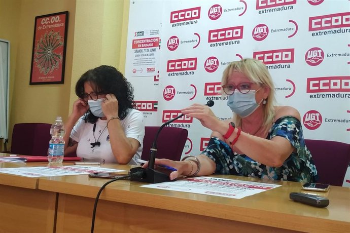 Patrocinio Sánchez y Encarna Chacón, con mascarillas, en rueda de prensa.