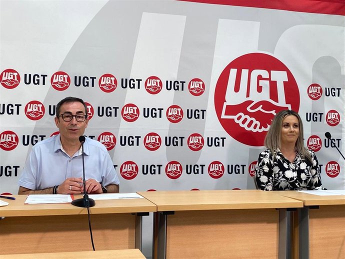 Rueda de prensa Rosalía Giménez, de la gestora regional de UGT y el secretario regional de CCOO, Paco de la Rosa