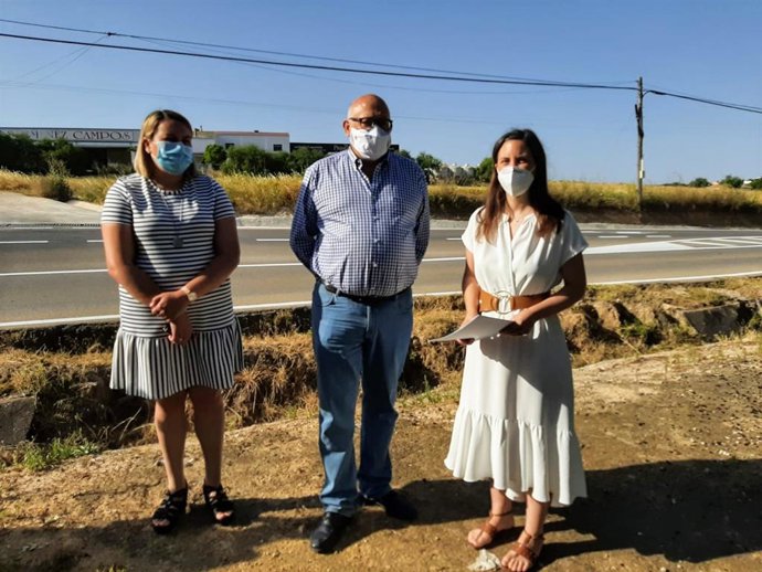 La delegada territorial de Fomento, Infraestructuras y Ordenación del Territorio de la Junta de Andalucía en Córdoba, Cristina Casanueva (dcha.), visita las obras de la A-3133