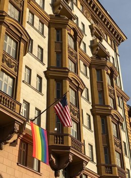 La Embajada de Estados Unidos en Rusia exhibe la bandera LGTBI