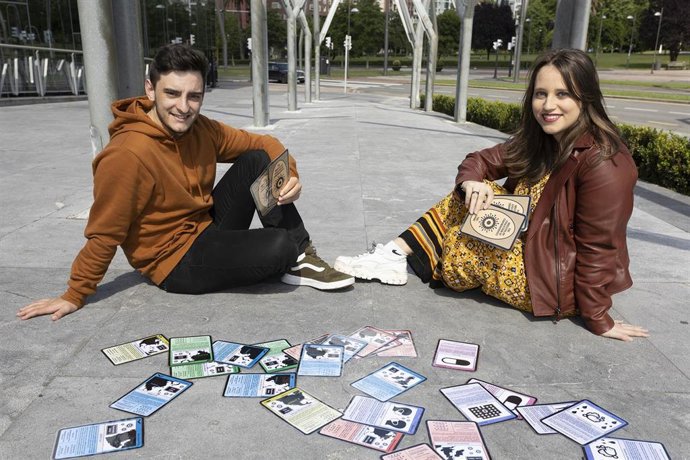 Alumnos de UPV/EHU crean un juego de cartas para explicar covid-19