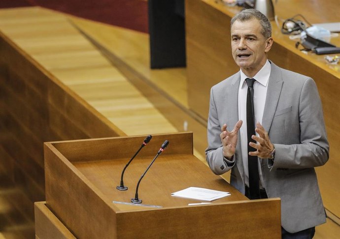 El líder de Cs en la Comunitat, Toni Cantó, interviene durante una sesión de control al Consell de la Generalitat Valenciana en las Corts (archivo)