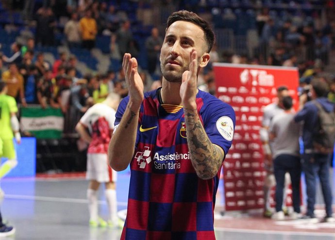 Mario Rivillos aplaude a la afición durante la Copa de España 2020 celebrada en Málaga