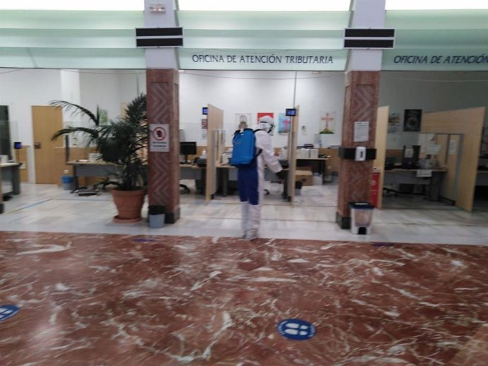 Desinfección del edificio municipal de Gran Capitán por Sadeco.