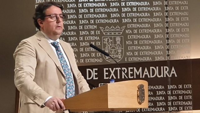 El consejero de Sanidad y Servicios Sociales de la Junta de extremadura, José María Vergeles