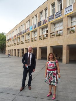 El alcalde de Logroño, Pablo Hermoso de Mendoza, con la ganadora logroñesa de un premio de fotografía, Teresa Aquesolo