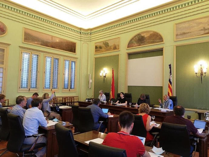 Comisión de Turismo y Trabajo en el Parlament.