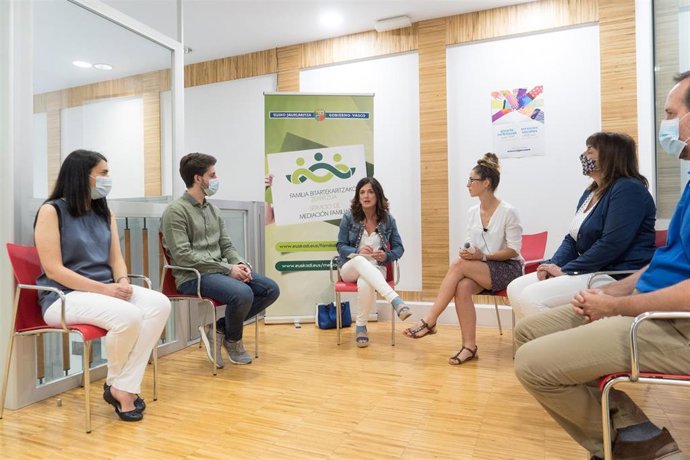 La consejera Beatriz Artolazabal en el servicio de mediación familiar de San Sebastián