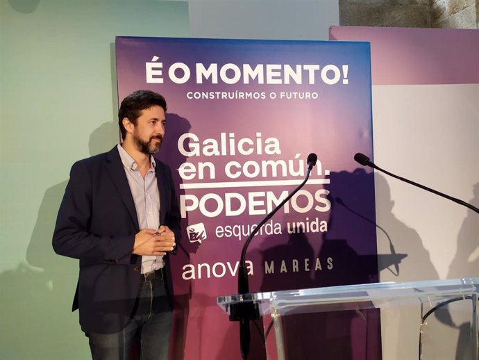 El candidato de Galicia en Común a la Presidencia de la Xunta, Antón Gómez-Reino, posa para los medios gráficos antes de una rueda de prensa