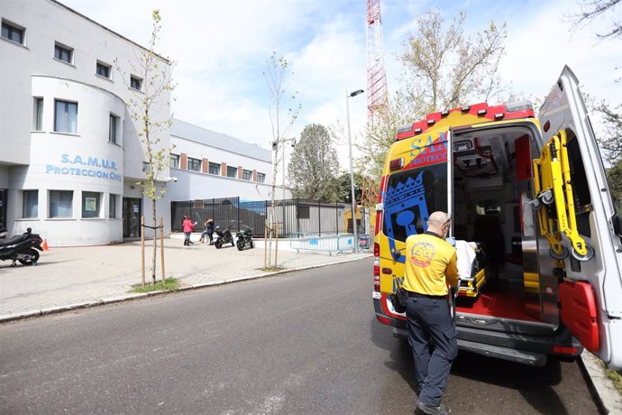 Un miembro de Protección Civil introduce una camilla en una ambulancia
