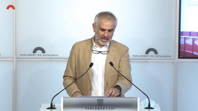 El presidente del grupo de Cs en el Parlament, Carlos Carrizosa, en rueda de prensa en el Parlament este jueves 25 de junio