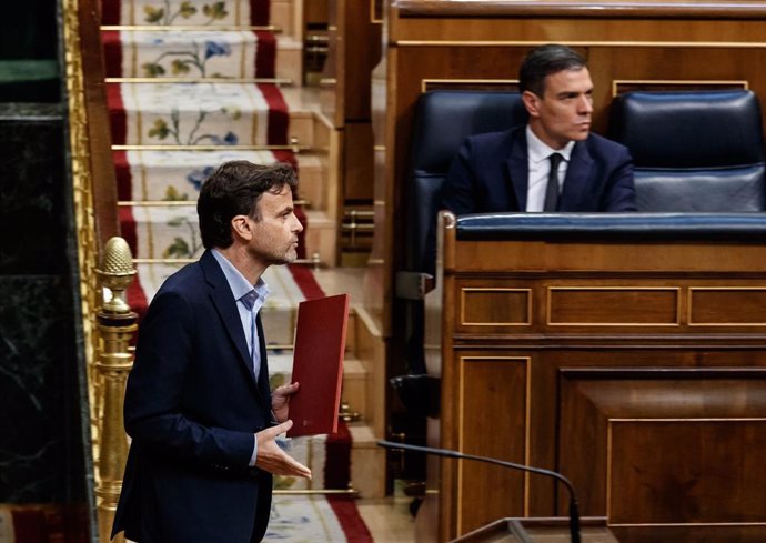 El diputado de Unidas Podemos, Jaume Asens (i), pasa por delante del presidente del Gobierno, Pedro Sánchez, en una imagen en el Pleno del Congreso