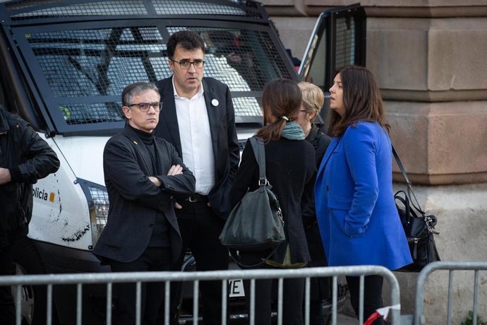 El diputado de ERC en el Parlament y exsecretario general de Vicepresidencia y Economía de la Generalitat, Josep Maria Jové (i), y el también diputado y exsecretario de Hacienda, Lluís Salvadó (d), a su llegada para declarar ante el Tribunal Superior de