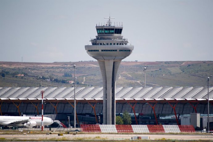 Torre de control de la terminal 3 del Aeropuerto de Madrid-Barajas Adolfo Suárez. En Madrid (España), a 17 de mayo de 2020.