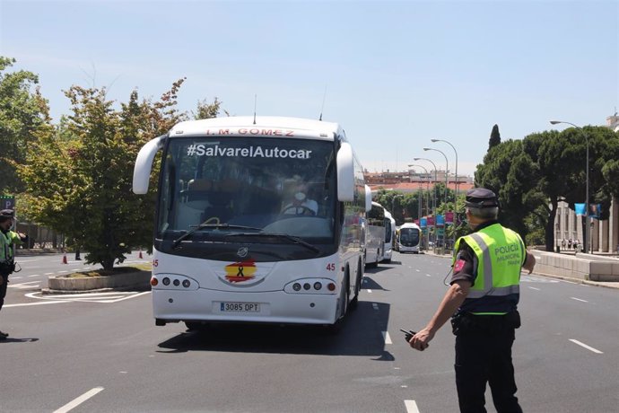 Conductores de autobús pertenecientes al sector del transporte en autobús discrecional y turístico se congregan frente al Ministerio de Fomento tras la marcha del pasado 10 de junio
