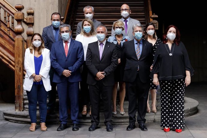 Foto de familia del nuevo Gobierno de Canarias con las incorporaciones de Blas Trujillo y Manuela Armas