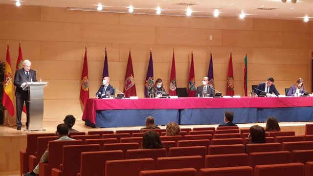 El presidente del Consejo de Cámaras de Comercio de CyL, Antonio Miguel Méndez Pozo, presenta las medidas que proponen a los grupos parlamentarios en un acto en las Cortes.