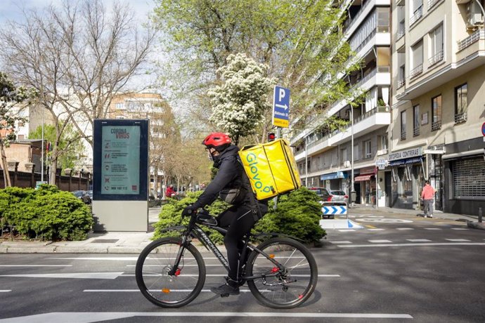 Un 'rider' de Glovo recorre las calles de Madrid (España), a 5 de abril de 2020.