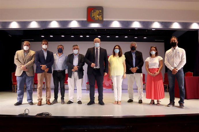 El presidente de la Diputación de Córdoba, Antonio Ruiz (centro), tras la presentación y firma del acuerdo marco entre Ecomtur y las asociaciones turísticas de la provincia