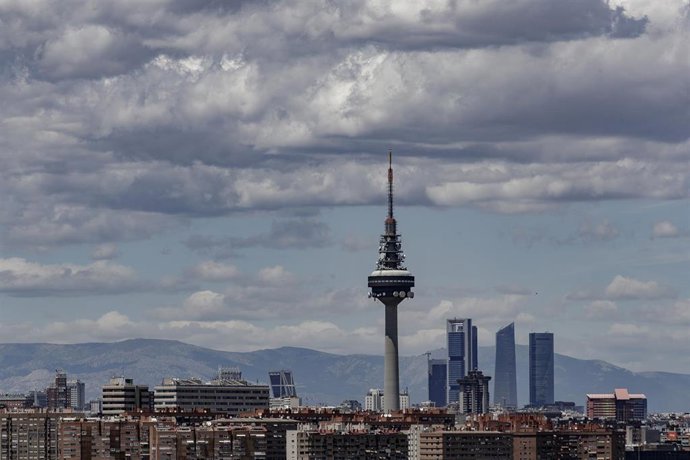 Vista de Madrid, con Torrespaña y las Cuatro Torres al fondo, una vez que el desconfinamiento durante la desescalada instaurada por el Gobierno a causa del coronavirus ha provocado un aumento del tráfico de vehículos de combustión, lo que se traduce en 