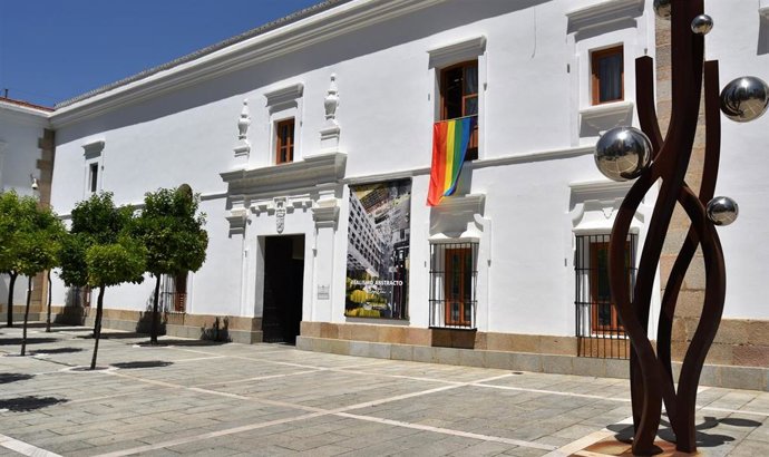 Bandera arcoíris en la Asamblea en apoyo al colectivo LGTBI