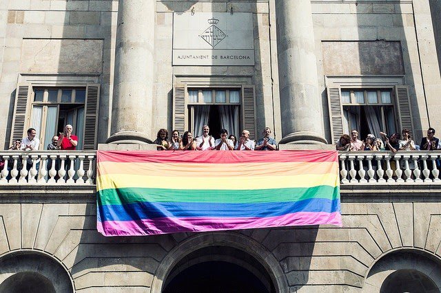 Barcelona luce la bandera arcoíris en motivo del Orgullo LGTBI, el 27 de junio de 2017.