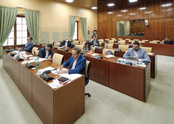 Diputados en la comisión parlamentaria de Turismo, Regeneración, Justicia y Administración Local