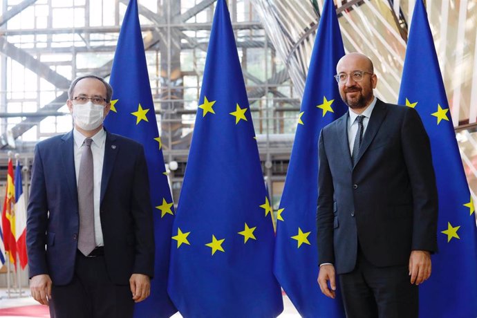 Charles Michel con el primer ministro de Kosovo, Avdullah Hoti, en Bruselas
