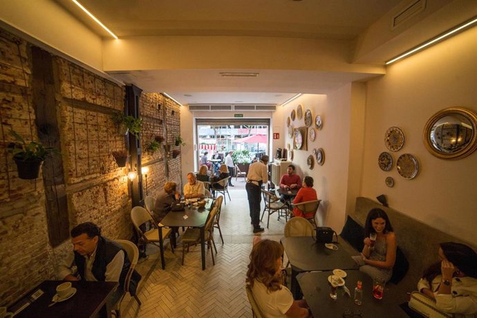 Clientes comiendo en un restaurante 