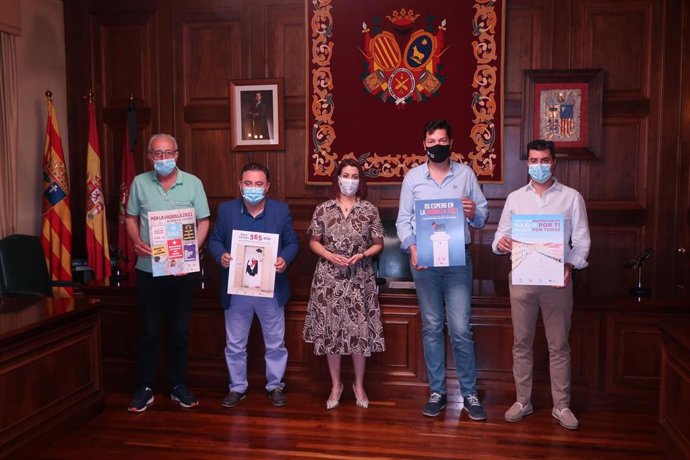 La alcaldesa de Teruel, Emma Buj, el concejal de Fiestas, Javier Domingo, el presidente de Interpeñas, Carlos Perales, el presidente de la Soga y Baga, Valentín Calvo, y el presidente de Teruel Empresarios Turísticos, Juan Ciércoles