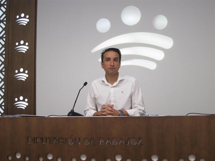 El vicepresidente primero de la Diputación de Badajoz, Ricardo CAbezas, en rueda de prensa sobre el Plan Diputación Suma +
