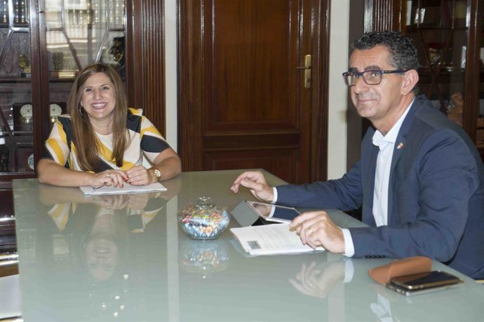 La presidenta de la Diputación de Cádiz, Irene García, en un encuentro con el alcalde de Barbate, Miguel Molina