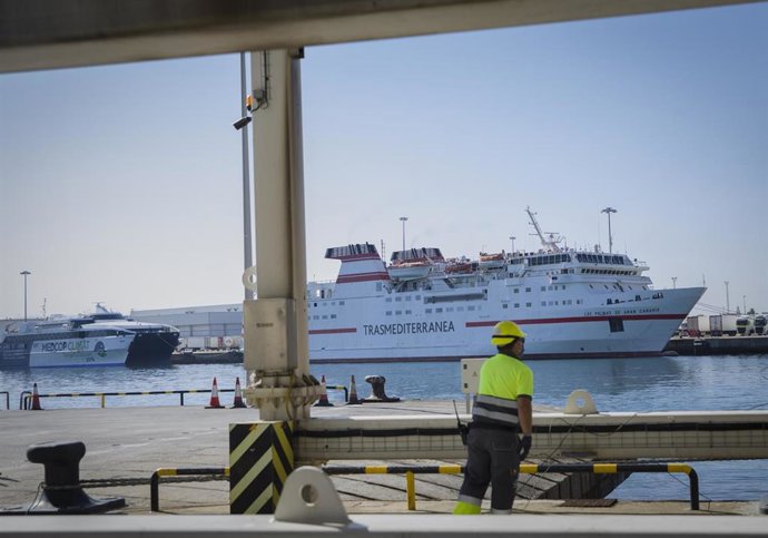 Un operario del Puerto de Algeciras con un ferry de la compañía Trasmediterránea al fondo, una vez restablecida la circulación en todo el territorio nacional tras el fin del Estado de Alarma.