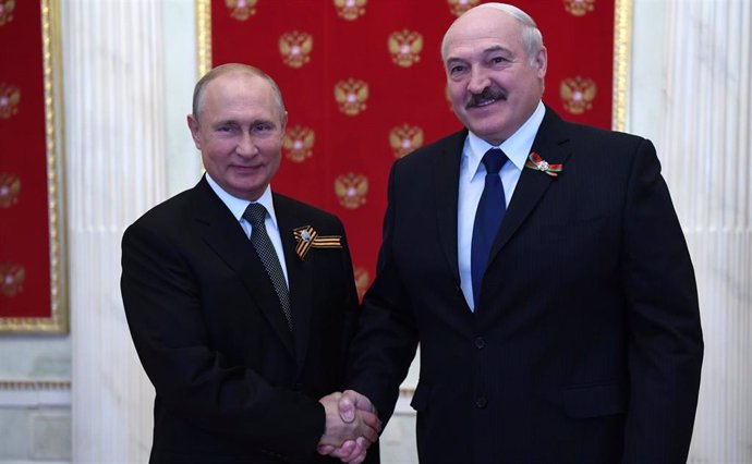 Vladimir Putin con Alexander Lukashenko en una reunión en Moscú el día del desfile de la Victoria