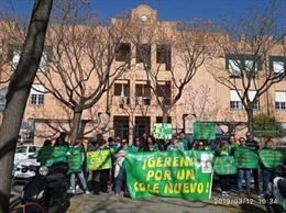 Protesta ante la Delegación de Educación en Sevilla de la Plataforma Gerena por un Cole Nuevo
