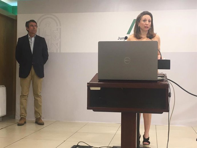 La delegada del Gobierno andaluz, Patricia Navarro, junto al delegado de Agricultura