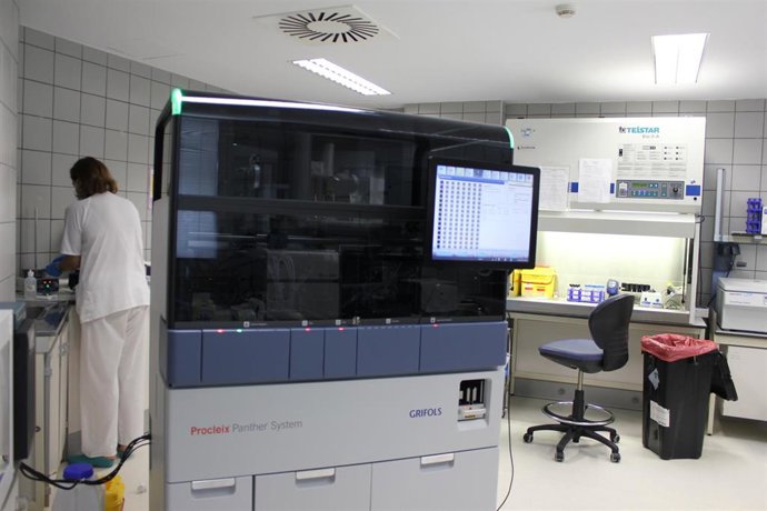 Nuevo equipo de análisis de pruebas PCR en el Hospital General de Segovia.