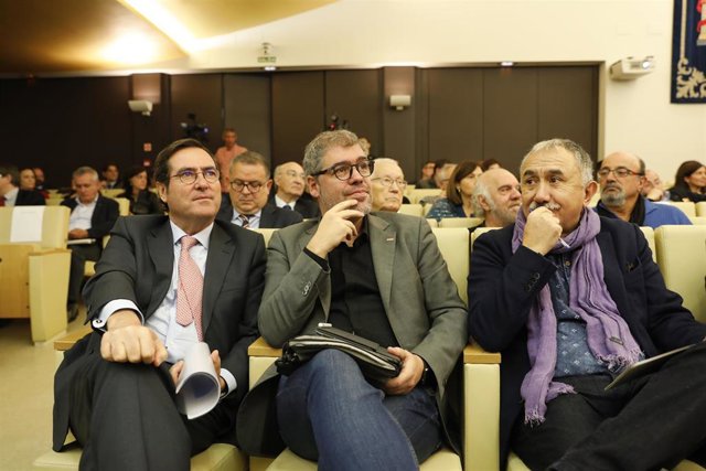 El presidente de la Confederación Española de Organizaciones Empresariales (CEOE), Antonio Garamendi; el secretario general de Comisiones Obreras (CCOO), Unai Sordo; y el secretario general de la Unión General de Trabajadores (UGT), Pepe Álvarez