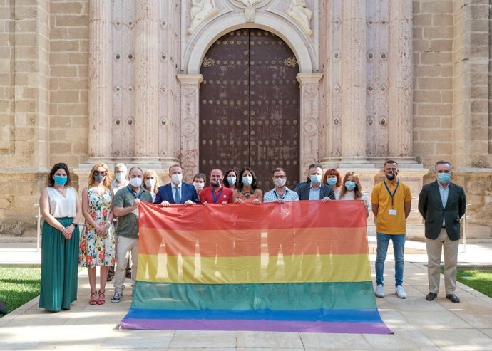 Acto de entrega de la bandera de la diversidad al Parlamento andaluz.