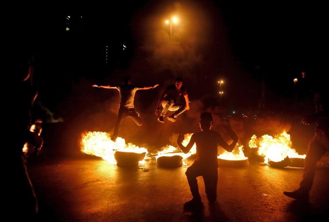 Una barricada con neumáticos en llamas en la capital de Líbano, Beirut, durante las protestas contra la crisis económica