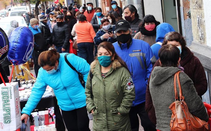 Personas hacen la compra en Chile
