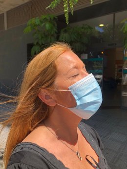 Una mujer con mascarilla