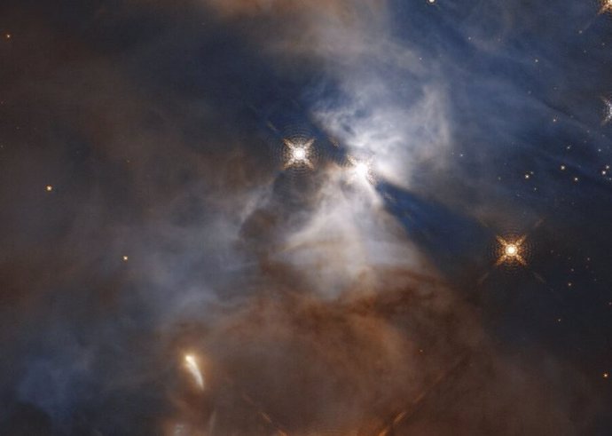 Explicación al aleteo de una joven estrella a 1.300 años luz