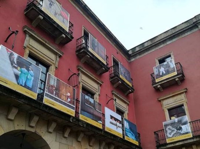Exposición '#PHEdesdemibalcón', cuelga de los balcones de la plaza Mayor