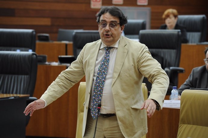 El vicepresidente segundo y consejero de Sanidad y Servicios Sociales, José María Vergeles, en el pleno de la Asamblea