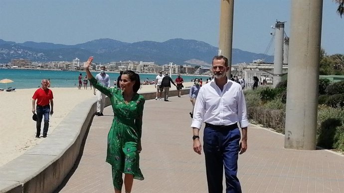Los Reyes de España, Felipe VI y Doña Letizia, pasean por Playa de Palma en su visita a la capital balear