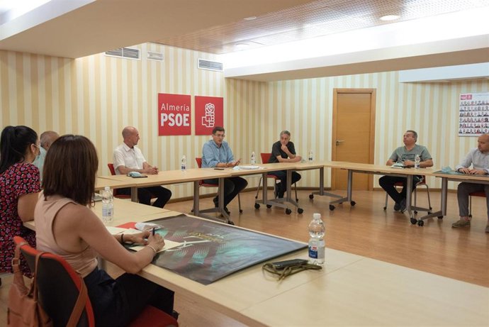 El secretario del PSOE de Almería, José Luis Sánchez Teruel, se reúne con representantes de orquestas