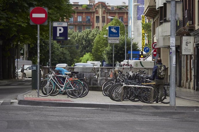 Bicicletas aparcadas. En Pamplona, Navarra (España), a 16 de junio de 2020 (archivo).