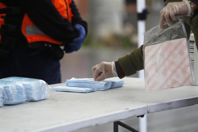 Transeúntes recogen mascarillas en la Estación Intermodal de Palma.