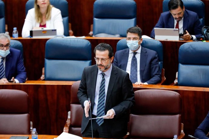El consejero de Hacienda, Javier Fernández-Lasquetty, responde a una pregunta en la Asamblea de Madrid, en Madrid, (España), a 18 de junio de 2020.
